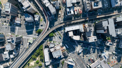 現代都市と道路の真俯瞰ドローン空撮