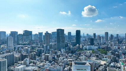 現代都市と青空のドローン空撮