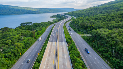 Expressways, motorways, highways, elevated roads, routes passing through mountains and bodies of water or dams offer beautiful scenery.