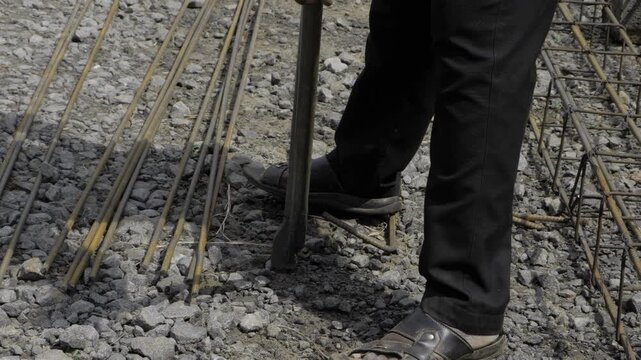 Efficient Rock Breaking Technique with Hand-held Tool