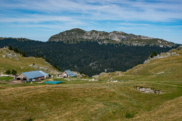 Une ferme-auberge dans un paysage des Alpes