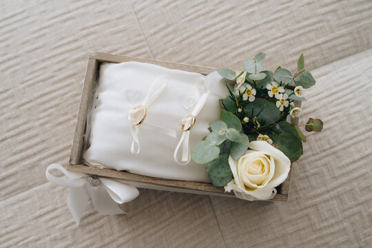wedding bouquet of roses and rings