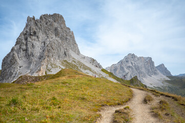 Spektakul&auml;rer Wanderweg in den Hochalpen mit Blick auf schroffe Felsgipfel und weite Gebirgslandschaften