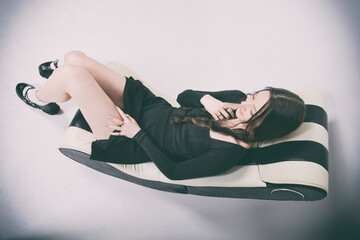 Naklejka premium junge, gothic, schwarz, frau, schönheit, gestalten, kleid, jacke, top, ärmelfrei, anzug, bauchfrei, jheans, sportlich, kleidung, casual, leitbild, brünett, atelier, haar, bekleidung, person, lächeln, 