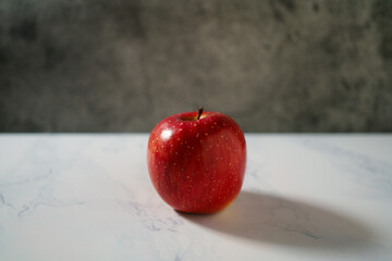 テーブルの上の赤いリンゴ