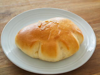 皿の上のクリームパン