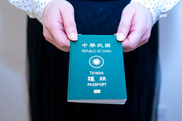 台湾のパスポートを渡す女性の手
