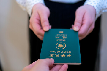 台湾のパスポートを渡す女性の手