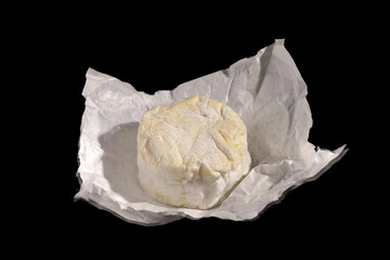 Brillat Savarin fromage moelleux dans le papier emballage sur fond noir