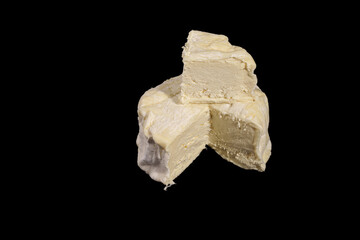 fromage Brillat Savarin avec découpe sur fond noir