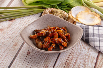 Razor shell mollusk with sauce