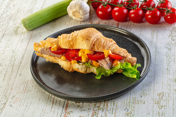 Croissant with tuna, tomato and salad