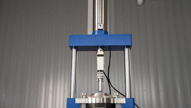 Material testing machine performing quality control analysis