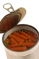 Bo&icirc;te de conserve ouverte avec des petits pois et des carottes en gros plan sur fond blanc