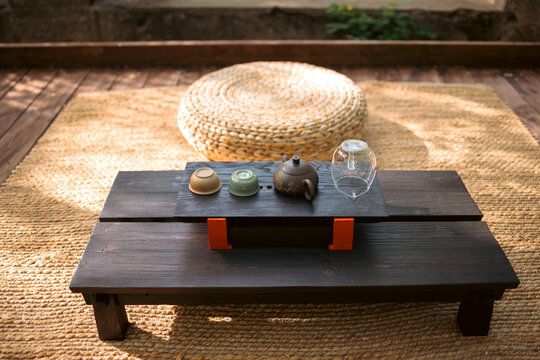 Prepared tea ceremony arrangement on a traditional chaban tea table with teapot and cups, capturing harmony, readiness, and the ritual atmosphere of traditional tea culture.