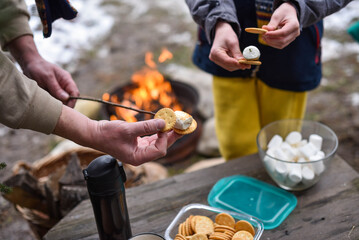 Roasted marshmallows with cookies. Family weekend fun