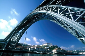 Naklejka premium The bridge's steel arch structure and the surrounding blue sky and city scenery are suitable for travel engineering themes.