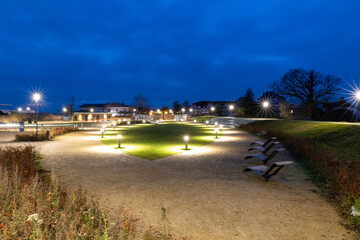 Abends am Hafenvorplatz in Zingst.