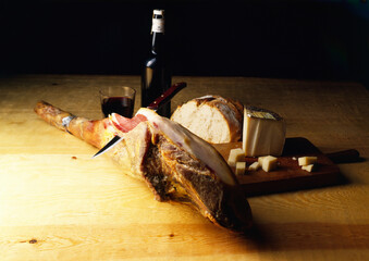 bodeg&oacute;n jam&oacute;n, queso, pan y vino