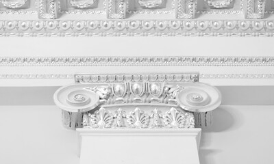 Obraz premium Decorative portico features of an Ionic column showcasing intricate white details