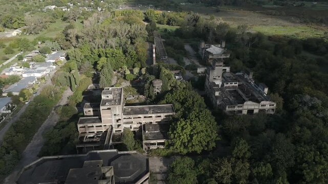 Fabrica abandonada, construcciones en desuso, derrumbe 