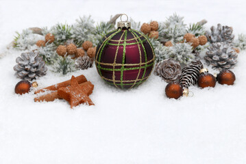 Weihnachtlicher Hintergrund: Winterlandschaft mit Weihnachtskugeln, Tannenzweigen, Zapfen und...