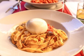 malaga, spanien - pasta mit mozzarella auf einem teller