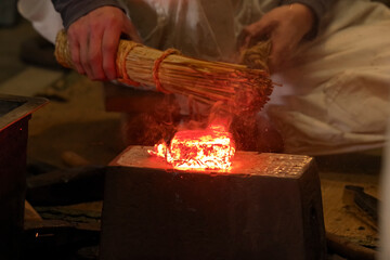 伝統技術で赤熱した鉄を鍛える日本の鍛冶職人