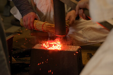 伝統技術で赤熱した鉄を鍛える日本の鍛冶職人