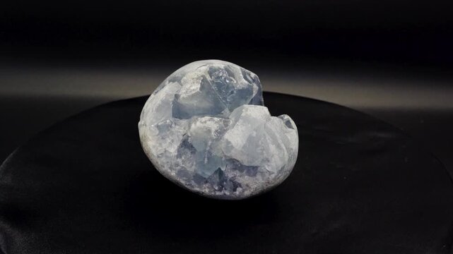 セレスタイト原石の繊細な青い結晶 マクロ映像