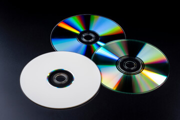 黒背景にデータ保存に使用される複数枚の光学ディスク媒体