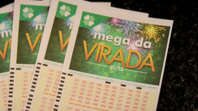 Aposta da Mega-Sena da Virada com sele&ccedil;&atilde;o manual de n&uacute;meros na cartela oficial, simbolizando esperan&ccedil;a, sorte e a tradi&ccedil;&atilde;o do maior sorteio de loteria do Brasil. S&atilde;o Paulo em 10 dez 2025