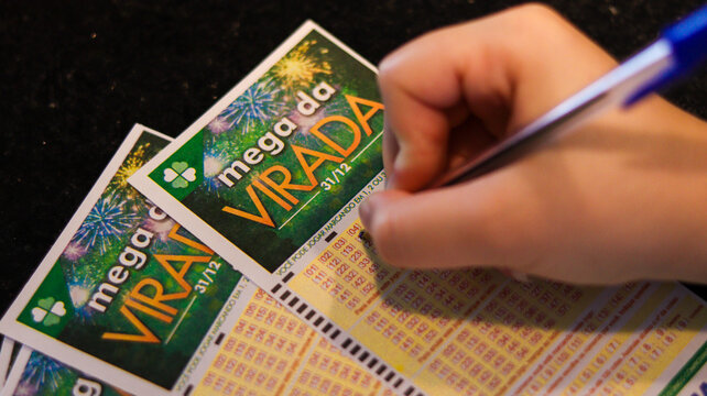 Imagem de cartela da Mega Sena da Virada associada a esperan&ccedil;a, sorte e sonhos financeiros que movimentam milh&otilde;es de apostadores no Brasil. Suzano SP em 10 dez 2025.