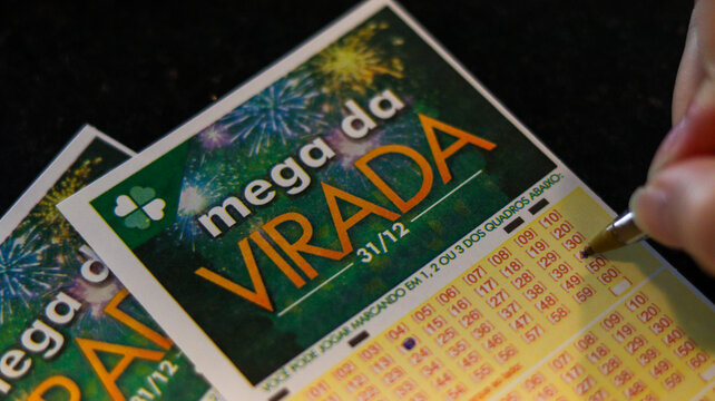 Detalhe de cartela da Mega Sena da Virada antes do sorteio, simbolizando expectativa, sorte e o desejo de conquistar o pr&ecirc;mio milion&aacute;rio do fim de ano. Suzano SP em 10 dez 2025.