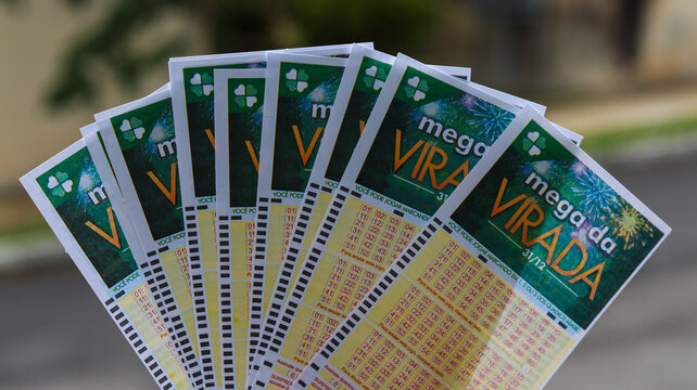 Volantes da Mega da Virada abertos em leque representam a esperan&ccedil;a coletiva, as apostas legais e o sonho do pr&ecirc;mio milion&aacute;rio nas loterias brasileiras. S&atilde;o Paulo SP em 14 dez 25
