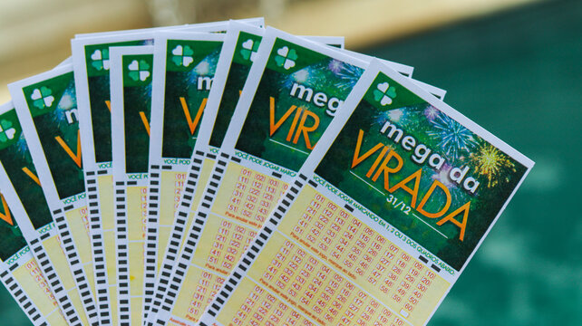 Pessoa preenchendo cartelas da Mega da Virada, tradicional sorteio de fim de ano, representando expectativa, esperan&ccedil;a e apostas populares no Brasil. S&atilde;o Paulo, SP em 15 dez 2025