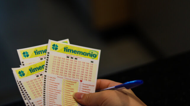 Cartelas da Timemania sendo preenchidas, destacando apostas esportivas, sorteio oficial e a tradi&ccedil;&atilde;o das loterias no Brasil. S&atilde;o Paulo, SP em 15 dez 2025