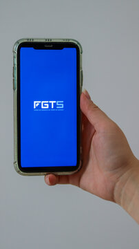 Aplicativo FGTS aberto em smartphone representa servi&ccedil;os digitais, acesso financeiro e tecnologia banc&aacute;ria. S&atilde;o Paulo SP em 10 Abril 26