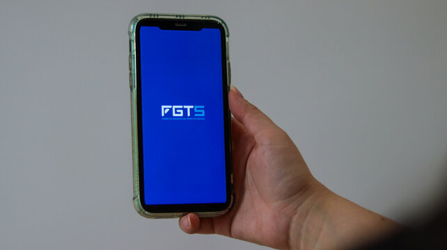 Aplicativo FGTS exibido na tela do smartphone, representando acesso digital a direitos trabalhistas, benef&iacute;cios sociais e servi&ccedil;os financeiros p&uacute;blicos no Brasil. S&atilde;o Paulo SP em 14 dez 25