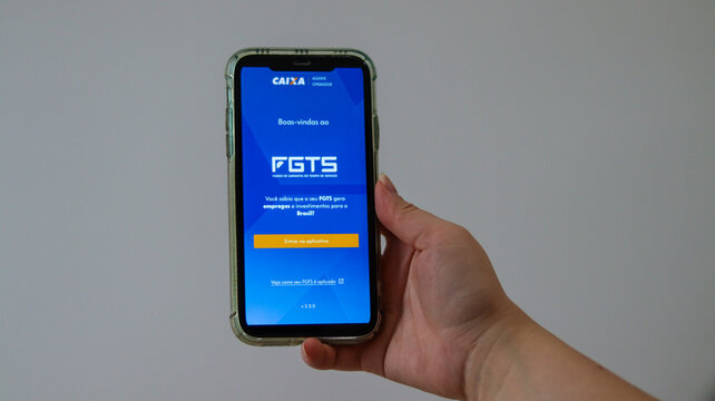 Aplicativo FGTS exibindo acesso por cart&atilde;o destaca a integra&ccedil;&atilde;o entre tecnologia, benef&iacute;cios sociais e servi&ccedil;os financeiros digitais no Brasil. S&atilde;o Paulo SP em 14 dez 25