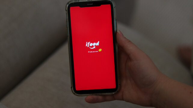 Aplicativo iFood aberto na tela do celular simboliza o crescimento do delivery, da economia digital e da praticidade no consumo de alimentos no Brasil. S&atilde;o Paulo SP em 14 dez 25