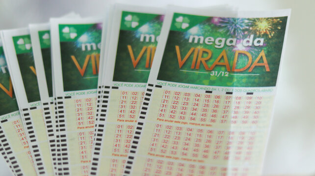 Conjunto de cartelas da Mega Sena da Virada representa esperan&ccedil;a coletiva, apostas populares e o desejo de ganhar o pr&ecirc;mio m&aacute;ximo da loteria nacional. Suzano SP em 12 dez 25