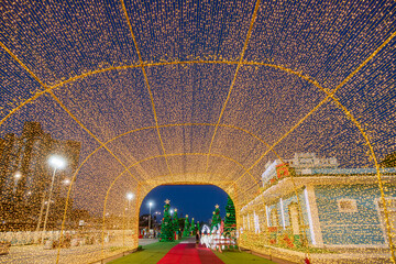 Arco de luzes em decora&ccedil;&atilde;o natalina na cidade de Mossor&oacute; RN Brasil
