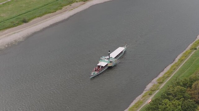 Dampfer auf der Elbe 
