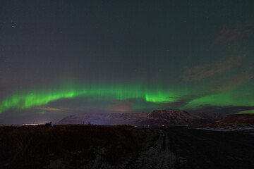 アイスランドの夜空に広がるオーロラと星空