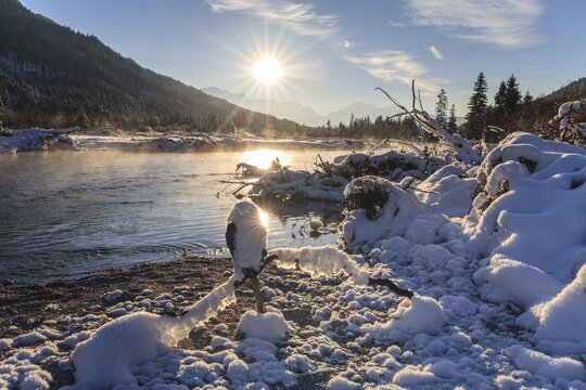 Snow-covered riverbed, river, winter, sunbeams, backlight, Isar, Wetterstein mountains in the background, Bavaria, Germany