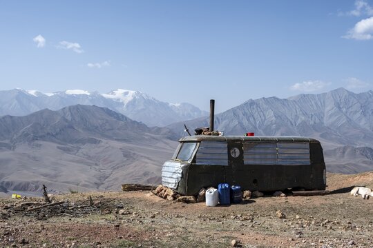 Car converted into a caravan, Moldo-Ashuu Pass, Naryn Province, Kyrgyzstan