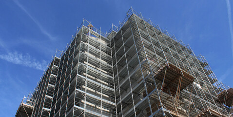 Lavori in corso nel cantiere edile in citt&agrave; - ristrutturare o costruire un nuovo condominio