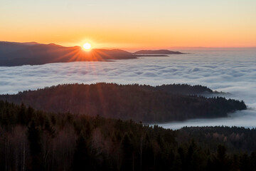Sonnenuntergang &uuml;ber dem Murgtal im Nordschwarzwald bei Inversion