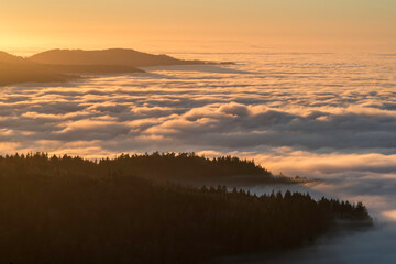 Fototapeta premium Sonnenuntergang bei Inversionswetterlage im Nordschwarzwald